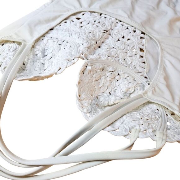 Van Leve White Intricate Fabric Design One Piece Swimsuit - Picture 5 of 15